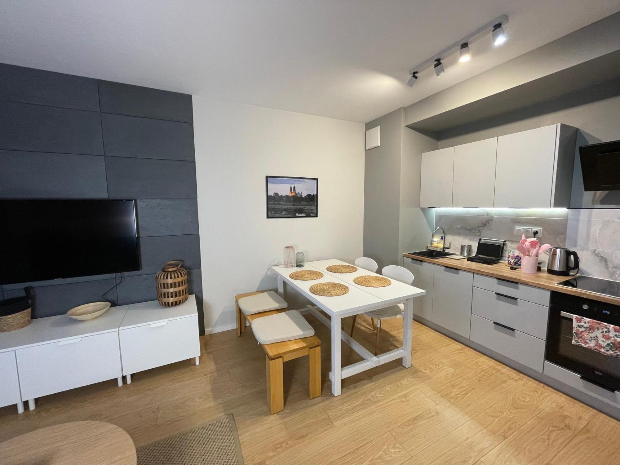 Essence Lux Apartment, Free Parking, Self Check-In 24H Poznan Bagian luar foto